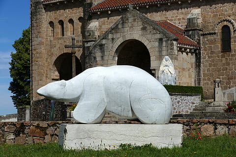 urs, urs polar, imagine, statuie, marmură, alb, abstract, modern, artă, sculptură, Châtel-montagne, Franţa, arhitectură, construită, zi, reprezentare, exteriorul clădirii, artă și sculptură, destinații de călătorie, arc, istorie, religie, trecutul, creativitate, nici o persoana, credință, clădire, lăcaș de cult, plantă, natură, în aer liber, 5K, CC0, domeniu public, fără drepturi de autor