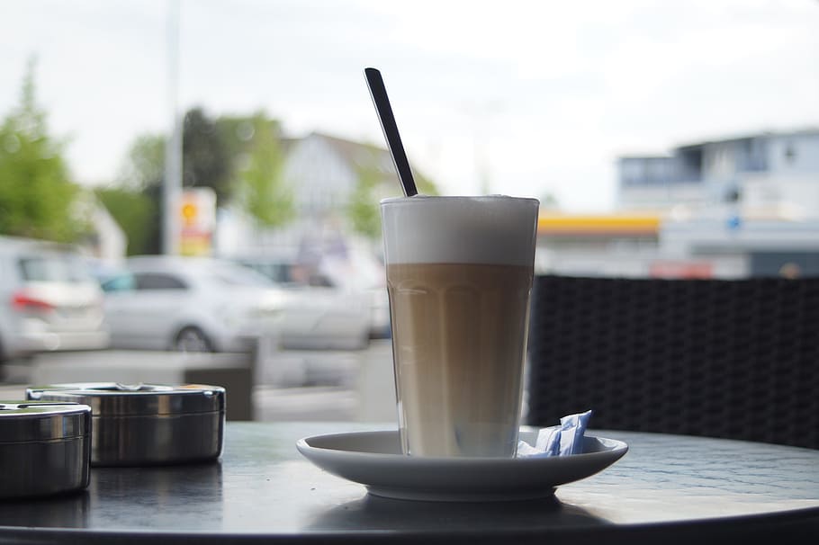 cafè, batte, marró, vainilla, beure, dolç, blanc, menjar i beguda, equipament per a la llar, refresc, copa, vidre, cafè - beguda, taula, centrar-se en primer pla, cafeteria, dia, menjar, tassa, estri de cuina, cullera, beure palla, ciutat, primer pla, utensili per menjar, cap gent, vaixella, latte, 5K