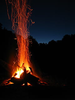 brænding, firewoods, nat, ild, gnist, lejrbål, flamme, blis, orange, Camping, varme - temperatur, bål, helvede, ingen mennesker, udendørs, lava, brand - naturligt fænomen, natur, bevægelse, orange farve, log, himmel, træ, glødende, sløret bevægelse, jord, træ - materiale, 2K, CC0, offentligt domæne, royaltyfrie