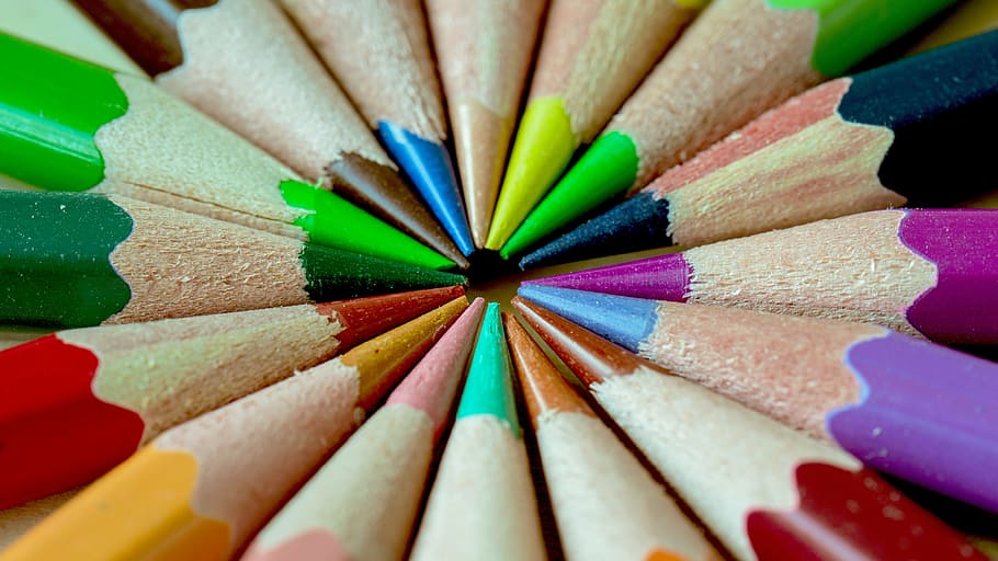 llapis de colors, organitzar, cercle, bolígraf, llapis de color, color, agut, vermell, groc, porpra, verd, blau, multicolor, primer pla, marc complet, gran grup d'objectes, cap gent, a l'interior, dia, llapis, elecció, art i artesania, instrument d’escriptura, creativitat, natura morta, variació, fons, patró, artesania, forma geomètrica, forma, art i equipament artesanal, 4K