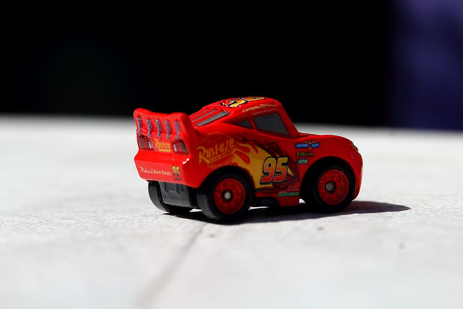 rayon, jouet, miniature, échelle, auto, voiture, rouge, véhicule, petite voiture, les enfants, amusement, enfance, mode de transport, transport, véhicule à moteur, progéniture, à l'intérieur, enfant, Plastique, petit, mise au point sélective, objet unique, fermer, deux objets, figurine, excitation, 5K