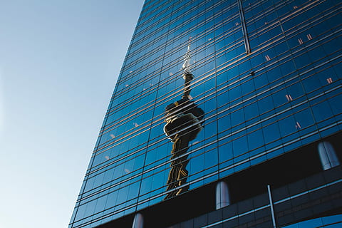Marrone, statua, riflettere, blu, bicchiere, alto, edificio, vetro blu, alto edificio, New York City, architettura, scena urbana, grattacielo, edificio per uffici, manhattan - new york city, città, Stati Uniti d'America, esterno dell'edificio, struttura costruita, posto famoso, distretto del centro, vita di città, architettura ed edifici, moderno, Inquadratura dal basso, edificio per uffici esterno, ufficio, costruzione, vetro - materiale, cielo, riflessione, cielo sereno, nessuno, giorno, alto - alto, all'aperto, finestra, 5K, CC0, dominio pubblico, privo di copyright