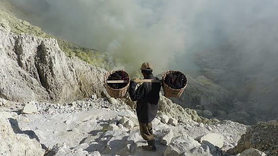 Indonesia, Giava, vulcano, kawa ijen, zolfo, montagna, solido, scenics - natura, roccia, roccia - oggetto, attività, escursioni a piedi, natura, attività di svago, nebbia, nuvola - cielo, bellezza nella natura, stili di vita, ambiente, scena non urbana, persone, giorno, paesaggio, due persone, all'aperto, catena montuosa, 4K, CC0, dominio pubblico, privo di copyright