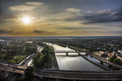 antenne, fotografering, træer, bygninger, hvid, skyer, dagtimerne, solnedgang, flod, bro, Odra, Wroclaw, gammel, mønster, konstruktion, materiale, by, bro - menneskeskabt struktur, bygget struktur, arkitektur, forbindelse, sky - himmel, vej, himmel, bygning udvendig, vand, natur, bybilledet, transportmidler, høj vinkel visning, ingen mennesker, hovedvej, udendørs, 5K, CC0, offentligt domæne, royaltyfrie