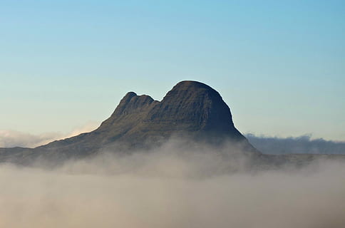wspaniały, suilven, wschodzi, poranna mgła, brązowy, Góra, pokryty, chmury, Chmura, niebo, wierzchołek, scenics - natura, piękno natury, Natura, żadnych ludzi, krajobraz, środowisko, spokój, wylądować, spokojna scena, na dworze, idylliczny, scena pozamiejska, skała, zdalny, wulkan, geologia, mgła, kopia przestrzeń, szczyt górski, krater wulkaniczny, 4K, CC0, domena publiczna, darmowe zdjęcia