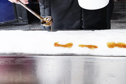 ahorn, ahornsirup, is, Frosset, vinter, kold, en person, menneskelig hånd, hånd, menneskelig kropsdel, mad og drikke, herrer, forberedelse, bedrift, indendørs, beskæftigelse, mad, dag, fokus på forgrunden, friskhed, voksen, stående, tæt på, 4K, CC0, offentligt domæne, royaltyfrie