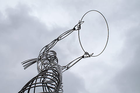 sølvtrådskunst, kunst, Sky, kreativ, udstyr, jern, lav vinkel skud, metal, udendørs, skulptur, sølv, statue, stål, turistattraktion, tråd, himmel, lav vinkel visning, sky - himmel, ingen mennesker, natur, teknologi, dag, forbindelse, kabel, arkitektur, elektricitet, meddelelse, kopiere plads, overskyet, pol, legering, 4K, CC0, offentligt domæne, royaltyfrie