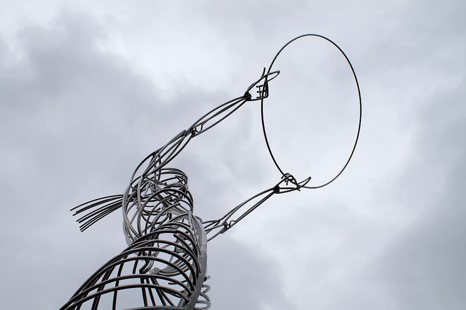 sølvtrådskunst, kunst, Sky, kreativ, udstyr, jern, lav vinkel skud, metal, udendørs, skulptur, sølv, statue, stål, turistattraktion, tråd, himmel, lav vinkel visning, sky - himmel, ingen mennesker, natur, teknologi, dag, forbindelse, kabel, arkitektur, elektricitet, meddelelse, kopiere plads, overskyet, pol, legering, 4K