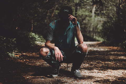 Mann, halten, Deckel, Weg, Bäume, Sitzung, braun, Boden, tagsüber, Person, hocken, Wald, Pfad, Gehweg, draussen, Papa, Strassenmode, Streetstyle, dunkel, zerrissene Jeans, jung, männlich, Symbol, Gras, Erkundung, Hipster, Mode, echte Menschen, eine Person, Land, Legere Kleidung, Freizeitbeschäftigung, Vorderansicht, Männer, in voller Länge, Lebensstile, Natur, Baum, Technologie, Aktivität, Tag, junger Erwachsener, Fotografie-Themen, draußen, verdecktes Gesicht, 5K, CC0, gemeinfrei, lizenzfrei