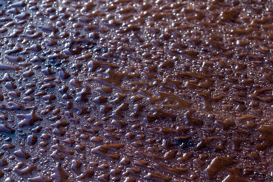 gota de pluja, taula, pluja, degoteig, gota d’aigua, naturalesa, mobles, temps, fora, incòmode, humit, mobles de jardí, contrast, tempesta de pluja, marc complet, fons, cap gent, primer pla, marró, patró, textura, menjar i beguda, dia, aigua, bombolla, natura morta, a l'interior, enfocament selectiu, vista d’angle alt, menjar, gran grup d'objectes, puresa, 5K
