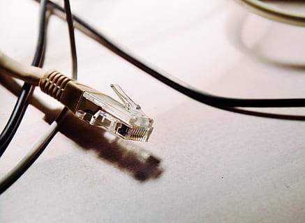 connecteur usb, câble, fermer, électronique, câble internet, prise de courant, La technologie, lien, prise de connexion réseau, câble d'ordinateur, réseau informatique, l'Internet, la communication, Technologie sans fil, personne, à l'intérieur, table, équipement, équipement informatique, mise au point sélective, électricité, la musique, objet unique, partie informatique, communications globales, équipement électrique, forme de communication, composant électrique, 4K, CC0, domaine public, libre de droits