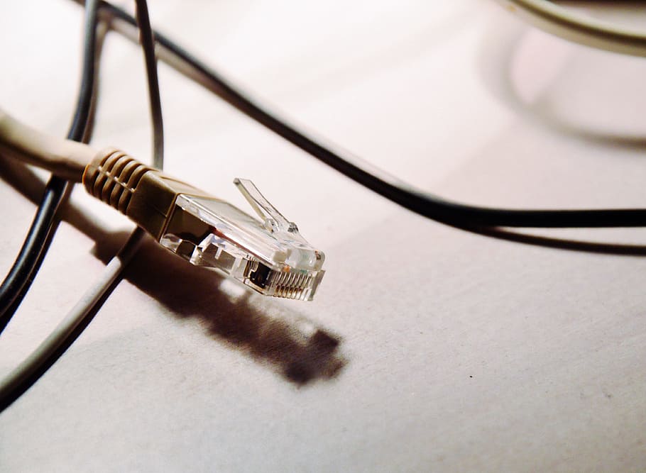 conector usb, cable, de cerca, electrónica, cable de internet, enchufe, tecnología, conexión, enchufe de conexión de red, cable de computadora, Red de computadoras, Internet, comunicación, tecnología inalámbrica, nadie, adentro, mesa, equipo, equipo de computadora, enfoque selectivo, electricidad, música, solo objeto, parte de la computadora, comunicaciones globales, equipo eléctrico, forma de comunicacion, Componente eléctrico, 4K
