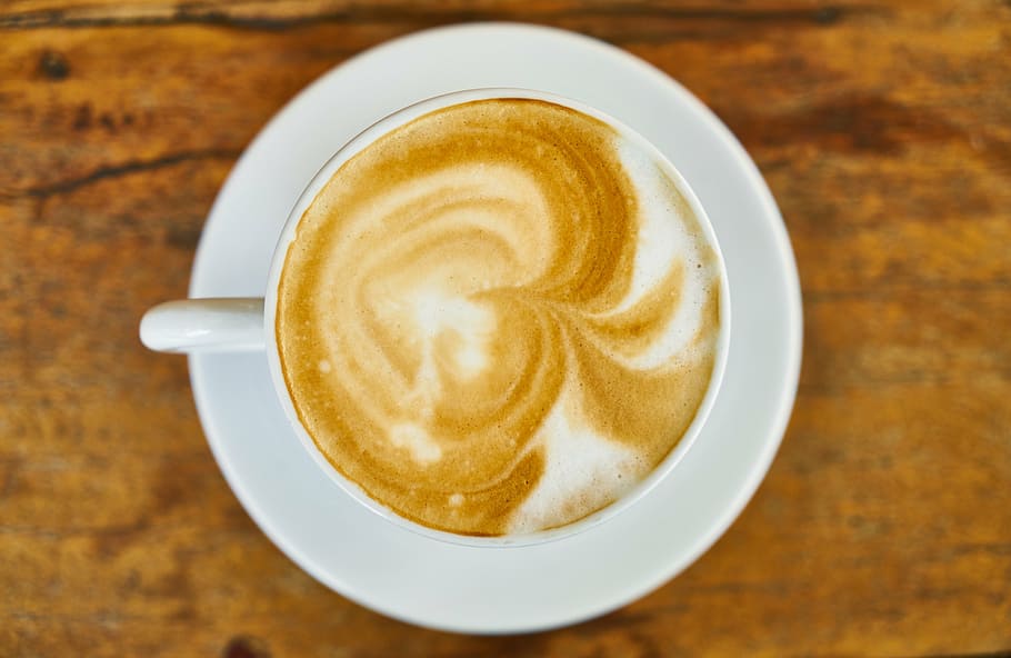 Kaffee, Getränk, Cafe, Makro, Foto, Koffein, Holz, braun, Lebensmittel, Essen Foto, Küche, Tasse, Kaffeetasse, Ernährung, Morgen, aufwachen, guten Morgen, Kaffee trinken, Latté, schaumiges Getränk, Cappuccino, Essen und Trinken, direkt darüber, Schaumkunst, Tabelle, Becher, Erfrischung, heisses Getränk, Untertasse, Geschirr, Stillleben, Nahansicht, keine Leute, Frühstück, Teelöffel, Holzmaserung, Café, 5K