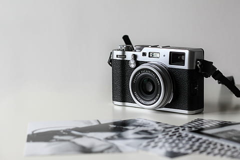 negre, gris, càmera de cinema, imprès, fotografies, càmera dslr, blanc, superfície, càmera, vell, vintage, taula, impressions, temes de fotografia, càmera - equip fotogràfic, tecnologia, tir de l'estudi, a l'interior, lent - instrument òptic, equip fotogràfic, primer pla, còpia espai, estil retro, cap gent, color negre, pel·lícula de càmera, lent - ull, natura morta, càmera digital, fons blanc, sol objecte, càmera slr, 4K, CC0, domini públic, lliure de regalies