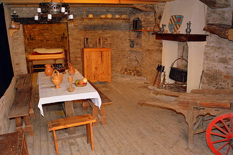 cuisine, médiéval, table, cheminée, ensemble, bois - matériau, siège, chaise, à l'intérieur, rafraîchissement, Nourriture et boisson, séance, boisson, meubles, architecture, de l'alcool, sol, personne, Vêtements décontractés, intérieur de la maison, structure construite, table à manger, modes de vie, verre, lampe électrique, 4K, CC0, domaine public, libre de droits