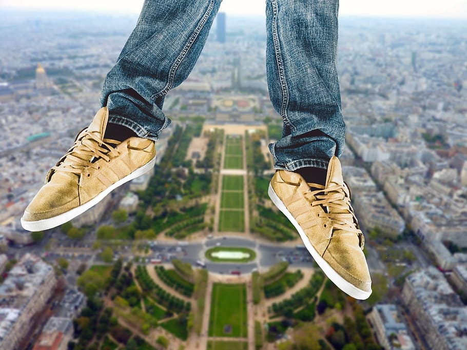 selektiv, fokus foto, person, fødder, iført, Brun, low-top sneakers, sag, efterår, dyb, springet, sko, jeans, lavt afsnit, afslappet tøj, menneskelige ben, sportssko, menneskelig kropsdel, menneskelige fod, lærred sko, dag, kropsdel, en person, livsstil, fritidsaktivitet, udendørs, arkitektur, lemmer, herrer, hoppe, rigtige mennesker, Midt i luften, menneskelig lem, 1080P