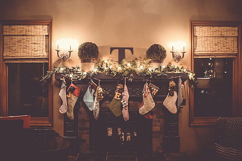 weihnachtssocken, hängen, Kaminverkleidung, Socken, gehängt, Kamin, Lichterketten, abwarten, Weihnachten, festlich, Strumpf, hängend, drinnen, altmodisch, Retro-Stil, Dekoration, Wohngebäude, Wohnraum, Kunst, Kultur und Unterhaltung, Erwachsene, Männer, Menschen, Stehen, Feier, Urlaub, Weihnachtsdekoration, Frau, Lebensstile, Fenster, Veranstaltung, Weihnachtsbaum, Kindheit, beleuchtet, echte Menschen, Weihnachtsverzierung, 4K, CC0, gemeinfrei, lizenzfrei