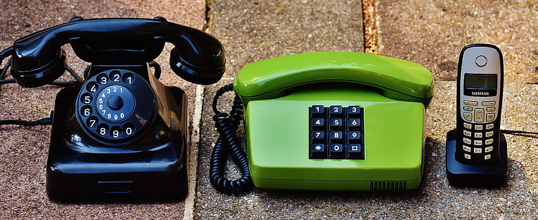 Foto, to, telefon, ledningsfri, dok, overflade, modeller, generationer, gammel, meddelelse, urskive, lyttere, opkald, antikveret, teknologi, nostalgi, antik, Brugt, fastnet telefon, forbindelse, nummer, retro stylet, telefonmodtager, ingen mennesker, grøn farve, roterende telefon, forældet, indendørs, historie, fortiden, arkitektur, tastatur, elektrisk udstyr, 5K, CC0, offentligt domæne, royaltyfrie