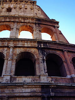 Basso, foto ad angolo, Marrone, Colosseo, Roma, Italia, Roma, architettura, struttura, pietra, arco, antico, posto famoso, vecchia rovina, storia, vecchio, Italia, romano, India, anfiteatro, rovinato, monumento, architettura ed edifici, destinazioni di viaggio, culture, il passato, struttura costruita, Inquadratura dal basso, esterno dell'edificio, cielo, nessuno, giorno, viaggio, natura, all'aperto, cielo sereno, antica civiltà, colonna architettonica, storia antica, archeologia, 2K, CC0, dominio pubblico, privo di copyright