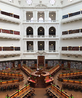 arquitectura, edificio, estructura, interior, diseño, mesa, sillas, libros, biblioteca, lámpara, ligero, estructura construida, exterior del edificio, libro, nadie, publicación, educación, estante para libros, arte, destinos de viaje, viaje, arco, creatividad, estante, asiento, columna arquitectonica, 2K, CC0, dominio público, libre de derechos