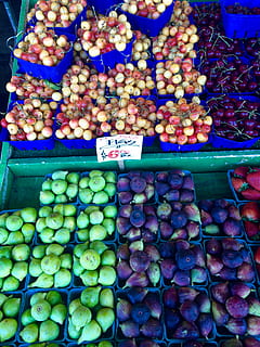 įvairių vaisių, Įvairūs, vaisiai, lentyna, pav, vyšnia, Vynuogė, ūkininkų turgus, punnet, ekranas, pardavėjas, vaisių parduotuvė, doleris, ženklas, kaina, dėkle, braškių, maisto prekių parduotuvė, maisto, mažmeninė, didelė objektų grupė, Maistas ir gėrimai, turgus, gerovę, gausa, pasirinkimas, prekystalis, sveika mityba, Parduodama, šviežumas, variacija, aukšto kampo vaizdas, nėra žmonių, dieną, išdėstymas, natiurmortas, verslą, parduoti, įsakymas, mažmeninės prekybos ekranas, vartotojiškumas, 2K, CC0, Viešasis domenas, nemokamai