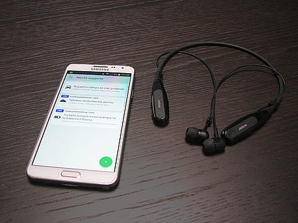 hvid, samsung android smartphone, ved siden af, stereohovedbånd hovedtelefoner, smartphone, bluetooth, headset, trådløs, mobil, teknologi, meddelelse, trådløs teknologi, forbindelse, bærbar informationsenhed, smart telefon, bord, høj vinkel visning, bærbarhed, ingen mennesker, medicinsk udstyr, træ - materiale, indendørs, sundhedspleje og medicin, stilleben, bekvemmelighed, mobiltelefon, digital tablet, musik, medicinsk instrument, puls spor, 2K, CC0, offentligt domæne, royaltyfrie