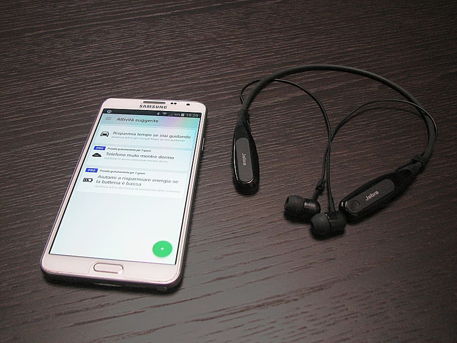 blanc, samsung android smartphone, al costat, auriculars de banda de coll estèreo, smartphone, bluetooth, auriculars, sense fils, mòbil, tecnologia, comunicació, tecnologia sense fils, connexió, dispositiu d’informació portàtil, telèfon intel·ligent, taula, vista d’angle alt, portabilitat, cap gent, equip mèdic, material de fusta, a l'interior, salut i medicina, natura morta, comoditat, telèfon mòbil, tauleta digital, música, instrument mèdic, traça de pols, 2K