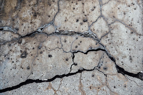 crack, estructura, fons, textures, superfície, paret, esquerdat, textura, cap gent, estructura construïda, primer pla, marc complet, dia, naturalesa, terra, vista d’angle alt, directament a sobre, sec, patró, medi ambient, a l'aire lliure, clima àrid, clima, paisatge, sòlid, aspre, concret, 4K, CC0, domini públic, lliure de regalies
