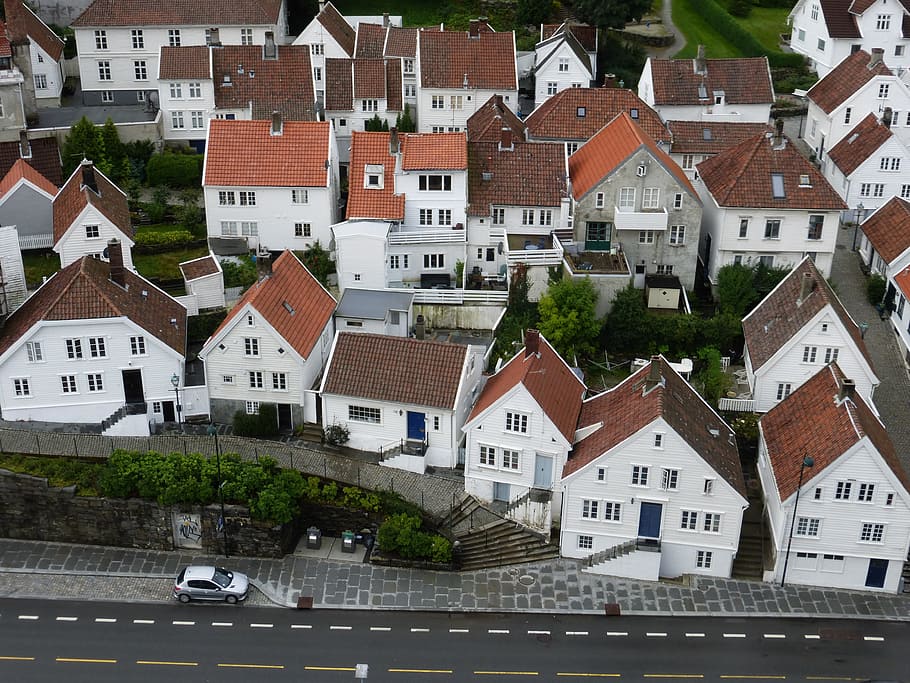 stavanger, vell, districte, arquitectura, exterior de l'edifici, estructura construïda, edifici, ciutat, barri residencial, casa, transport, cotxe, automòbil, carrer, manera de transport, vista d’angle alt, dia, carretera, cap gent, sostre, arbre, vehicle terrestre, planta, a l'aire lliure, casa de fila, 4K
