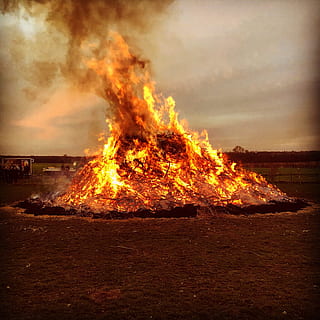 fuoco di Pasqua, fuoco fuoco, Sickte, fuoco, grande, carnevale, celebrazione, fiamma, ardente, calore - temperatura, Pericolo, nessuno, fumo - struttura fisica, fuoco - fenomeno naturale, terra, ambiente, natura, cielo, colore arancione, campo, movimento, all'aperto, falò, nuvola - cielo, paesaggio, legna, ceppo, inquinamento, 2K, CC0, dominio pubblico, privo di copyright