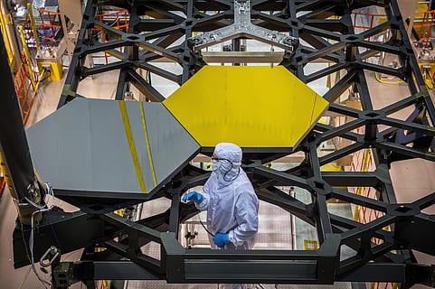 3D-printer, ruimtetelescoop, spiegelsegmenten, high Tech, test, wetenschap, ondersteuning frame, technicus, Onderzoek, technologie, James Webb, kosmos, studie, echte mensen, metaal, bescherming, mensen, veiligheid, bezetting, beschermende werkkleding, mannen, architectuur, werkend, zittend, dag, achteraanzicht, staand, onherkenbaar persoon, buitenshuis, 1080P, CC0, publiek domein, royaltyvrij
