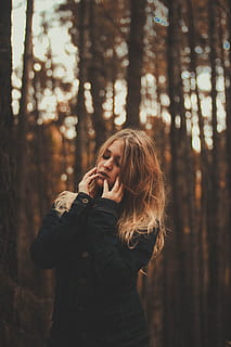 Portraitfotografie, Frau, tragen, schwarz, Mantel, umgeben, Waldbäume, tagsüber, Foto, halten, Gesicht, zwei, Hände, draußen, Denim, lange, Ärmel, Taste hoch, Hemd, Stehen, Wald, Natur, kaukasischer Abstammung, Menschen, Erwachsene, eine Person, Frauen, Baum, junger Erwachsener, Winter, wunderschönen, Schönheit, nur für Erwachsene, nur eine frau, Land, Fokus auf den Vordergrund, junge Frau, echte Menschen, Pflanze, Freizeitbeschäftigung, Lebensstile, Dreiviertel Länge, lange Haare, Haar, Frisur, schöne Frau, warme Kleidung, 5K, CC0, gemeinfrei, lizenzfrei