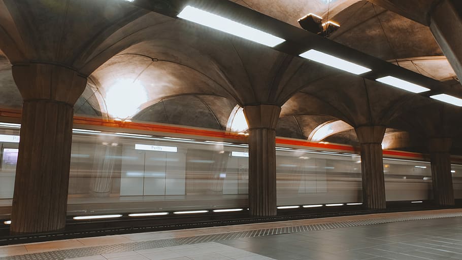 quatre, marró, concret, pilars, sòl, edifici, interior, tren, estació, pilar, columna, metro, transport per ferrocarril, transport públic, arquitectura, estació de ferrocarril, plataforma d’estació de ferrocarril, a l'interior, tren - vehicle, transport, tren de metro, moviment, viatjar, cap gent, manera de transport, pista, ciutat, moviment borrós, vies del ferrocarril, columna arquitectònica, sostre, arc, 4K