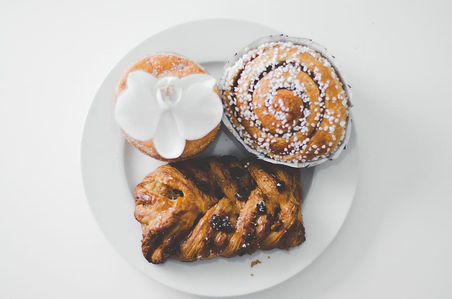pa, ceràmica, placa, pans, servit, blanc, pis pla, mirar cap avall, muffin, croissant, rotllo de canyella, menjar, menjar i beguda, tir de l'estudi, fons blanc, menjar dolç, a l'interior, frescor, indulgència, al forn, dolç, directament a sobre, postres, vista d’angle alt, cap gent, primer pla, llest per menjar, natura morta, alimentació saludable, fruita, temptació, menjar vidre, berenar, esmorzar, 2K