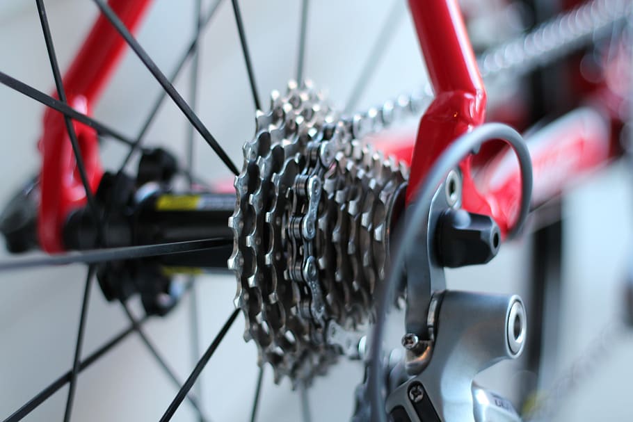 selectiu, foto del focus, part de la bicicleta, desviador de bicicletes, bicicleta, roda, va parlar, cadena, equipament, cicle, piñón, vermell, plata, darrere, fre, metall, desviador, roda de cadena, manera de transport, transport, vehicle terrestre, primer pla, viatjar, dia, centrar-se en primer pla, esport, cap gent, enfocament selectiu, a l'aire lliure, força, naturalesa, pneumàtic, 5K
