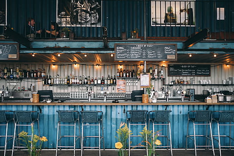 Weinflasche viel, Regale, Innerhalb, abr, Menschen, Schnapsbar, Bar, Cafe, Schemel, Speisekarte, Tafel, Kreide, Fenster, Balkon, Restaurant, Blume, Pflanze, Getränk, Platz, Blau, die Architektur, Essen und Trinken, gebaute Struktur, Bar - Getränkehaus, Gebäudehülle, Geschäft, keine Leute, Tag, Glas - Material, Natur, draußen, Lichtanlage, Sitz, beleuchtet, Bartheke, Café, 5K, CC0, gemeinfrei, lizenzfrei