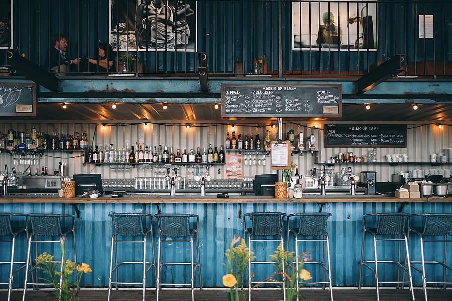 láhev na víno hodně, police, uvnitř, abr, lidé, likér bar, bar, kavárna, stolice, Jídelní lístek, Černá tabule, křída, okno, balkón, restaurace, květ, rostlina, napít se, místo, modrý, architektura, jídlo a pití, stavba, bar - pití, exteriér budovy, podnikání, nikdo, den, sklo - materiál, Příroda, venku, osvětlovací zařízení, sedadlo, svítí, barový pult, 5K