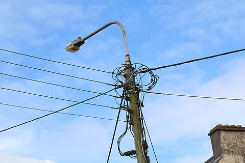 latarnia, kabel, oświetlenie, lampa, historyczne oświetlenie uliczne, nostalgia, niebo, lampa uliczna, stare Miasto, Elektryczność, światło, niski kąt widzenia, zasilacz, linia napięcia, połączenie, technologia, wytwarzanie paliwa i energii, pylon energii elektrycznej, żadnych ludzi, dzień, chmura - niebo, Natura, sprzęt oświetleniowy, niebieski, światła, na dworze, Polak, metal, złożoność, linia telefoniczna, sprzęt elektryczny, element elektryczny, chaos, 5K, CC0, domena publiczna, darmowe zdjęcia