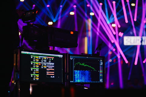 Due, piatto, monitor di schermo, sala discoteca, superficiale, fotografia a fuoco, computer, mostrando, Audio, miscelatore, luci, schermo, telecamera, neon, rosa, tecnologia, illuminato, comunicazione, attività commerciale, notte, grafico, nessuno, multicolore, diagramma, cultura artistica e intrattenimento, finanza, dati, attrezzatura per l'illuminazione, prestazione, vita notturna, dati del mercato azionario, numero, industria elettronica, materiale elettrico, viola, palcoscenico, 5K, CC0, dominio pubblico, privo di copyright
