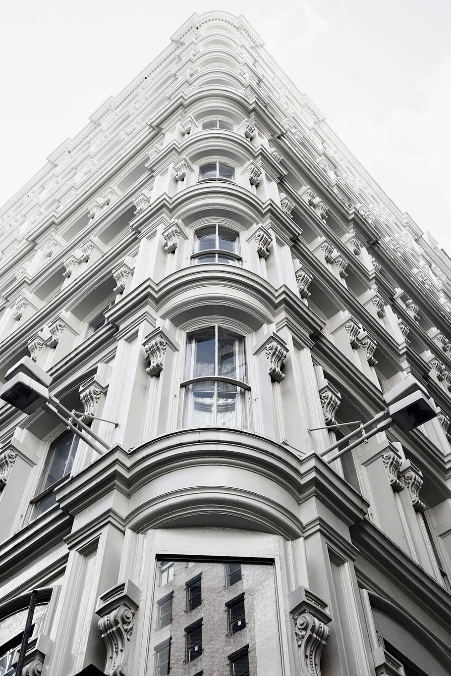 pohledy červů, bílý, budova, nízký, úhlové fotografování, hotel, architektura, pohled zespoda, okno, design, vnější, klasická budova, klasický, perspektivní, exteriér budovy, nízký úhel pohledu, stavba, nebe, nikdo, město, Příroda, den, Dějiny, minulost, architektonický sloup, venku, čisté nebe, balkón, vyšperkovaný, destinace, architektonický prvek, soud, byt, 1080P