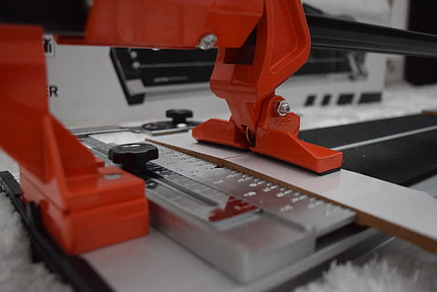 Cutter, Keramikfutter, Werkzeuge, Werkstatt, Fliesen, Keramikfliesen, Instrumente, Ausrüstung, rot, Technologie, Herstellungsausrüstung, Industrie, Maschinen, Nahansicht, drinnen, Geschäft, keine Leute, Besetzung, selektiver Fokus, Fabrik, Arbeitsgerät, Maschinenteil, Steuerung, Schneiden, Kunststoff, Arbeiten, Herstellung, ausdrucken, Legierung, 1080P, CC0, gemeinfrei, lizenzfrei