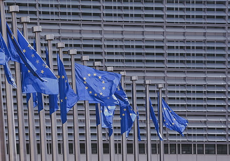blu, bianca, log di stampa a stella, costruzione, modello, dom, stelle, bandiera, Europa, libertà, legislazione, parlamento, politica, ue, voto, nessuno, avvicinamento, giorno, all'aperto, struttura costruita, esterno dell'edificio, architettura, fianco a fianco, patriottismo, di fila, sospeso, gruppo di oggetti, Inquadratura dal basso, ripetizione, natura, città, forma, 4K, CC0, dominio pubblico, privo di copyright