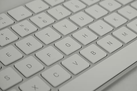 bærbar, internet, forbindelse, bord, alfabeter, tæt på, computer, data, Skærm, elektronik, udstyr, tastatur, nøgler, breve, moderne, teknologi, type, hvid, computer tastatur, computerudstyr, computer del, computer nøgle, meddelelse, ingen mennesker, brev, tekst, indendørs, alfabet, stort bogstav, trådløs teknologi, nummer, fuld ramme, høj vinkel visning, 8K, CC0, offentligt domæne, royaltyfrie