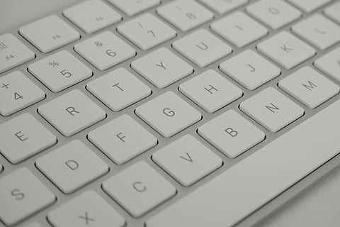 sense títol, teclat, clau, ordinador, blanc, lletres, teclat, clau, escriure, tecnologia, portàtil, modern, fons, el treball, fotografia, treballar, primer pla, prendre notes, curs, espai, clau d’ordinador, teclat d’ordinador, cap gent, Internet, equips informàtics, part de l’ordinador, connexió, carta, comunicació, text, a l'interior, lletra majúscula, alfabet, nombre, marc complet, tecnologia sense fils, vista d’angle alt, 8K, CC0, domini públic, lliure de regalies