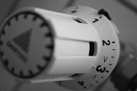 avvicinamento, foto, valutare, controllore, riscaldamento, regolatore di temperatura, costi di riscaldamento, salvare, energia, calore, orologio, tempo, numero, mano minuta, lancetta dell'orologio, Scadenza, nessuno, quadrante, lancetta delle ore, in casa, messa a fuoco selettiva, girato in studio, strumento del tempo, singolo oggetto, precisione, concentrarsi sulle conoscenze acquisite, primo piano estremo, natura morta, 4K, CC0, dominio pubblico, privo di copyright