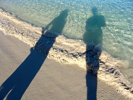 Strand, Meer, Schatten, Meer, Schatten, Natur, draußen, Sand, Winter, kalte Temperatur, Sonnenlicht, High Angle View, Tag, Wasser, echte Menschen, Fokus auf Schatten, Land, Lebensstile, Sport, Freizeitbeschäftigung, Schönheit in der Natur, 1080P, CC0, gemeinfrei, lizenzfrei