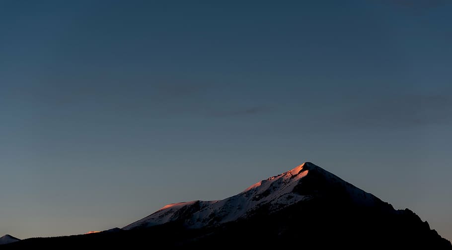 silueta, muntanya, d, aytime, neu, hivern, blanc, fred, temps, gel, arbres, plantes, naturalesa, bosc, viatjar, aventura, paisatge, fosc, posta de sol, bellesa a la natura, cel, escenics - natura, cim de muntanya, cap gent, volcà, medi ambient, escena no urbana, Serra, tranquil·litat, a l'aire lliure, terra, idíl·lic, escena tranquil·la, geologia, temperatura de fred, poder a la natura, 5K