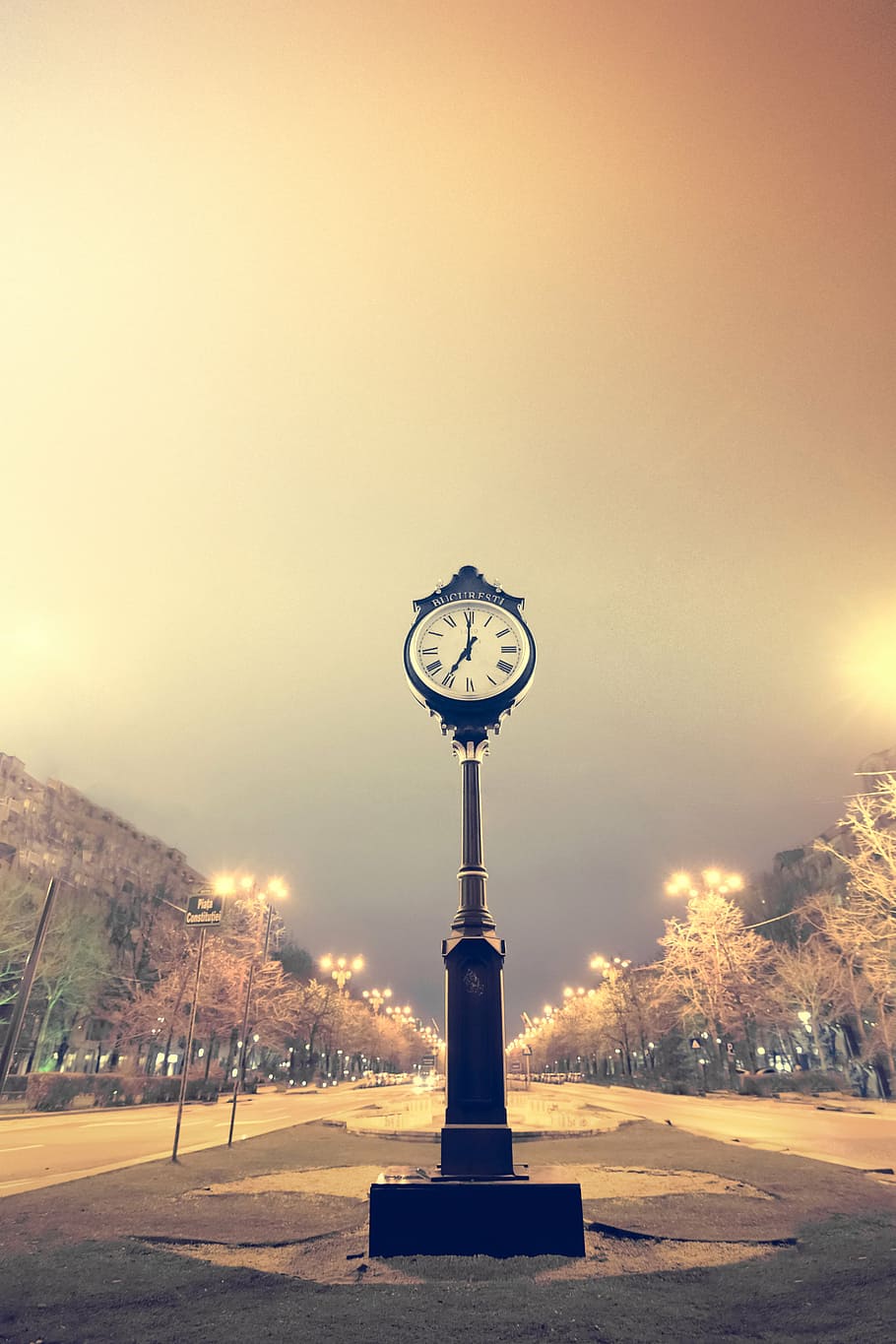 foto, rellotge de pedestal, carretera, nit, rellotge, temps, bucarest, rellotge de temps, minut, hores, blanc, negocis, segon, veure, símbol, mans, retro, antiguitat, compte enrere, hivern, neu, il·luminat, posta de sol, a l'aire lliure, arbre, cel, naturalesa, cap gent, planta, còpia espai, instrument del temps, vespre, carrer, precisió, ciutat, temperatura de fred, equips d’il·luminació, 5K