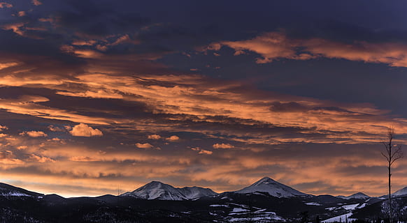bjerg, overskyet, himmel, dag tid, sne, dækket, bjerge, solnedgang, lav vinkel, fotografering, nimbus, skyer, gylden time, Sky, orange, natur, landskab, scenics, bjergtop, sky - himmel, bjergkæde, vinter, udendørs, skønhed i naturen, skumring, cloudscape, kold temperatur, scenics - natur, snedækket bjerg, miljø, ingen mennesker, rolig scene, dramatisk himmel, ro, 5K, CC0, offentligt domæne, royaltyfrie