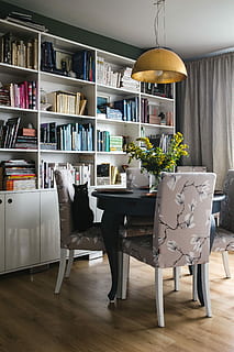 salle à manger, bleu, table, moderne, intérieur, design d'intérieur, pièce, maison, contemporain, appartement, élégant, à manger, à l'intérieur, chambre domestique, intérieur de la maison, meubles, salon, décor, canapé, sol, personne, confortable, décoration, bâtiment résidentiel, étagère à livres, chaise, élégance, bois - matériau, conception, style, architecture, modes de vie, la vie domestique, la fenêtre, luxe, étagère, livre, publication, arrangement, siège, grand groupe d'objets, éducation, journée, 4K